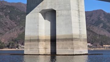 減水3.8メートル「初めて橋脚の基礎を見た…」冬は溶岩エリアも凍るので釣りをする際はご注意を！