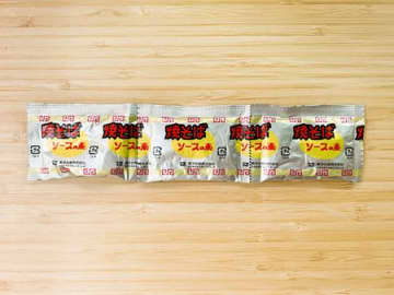 焼きそばの『粉末ソース』、余ってない？ いつもの料理がズルいほど簡単にめちゃウマに♡【試してみた】