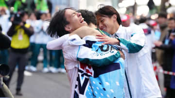 「俺のこれをはく？」青学大“シン・山の神”黒田朝日は復路でも後輩を献身的にサポート【箱根駅伝】