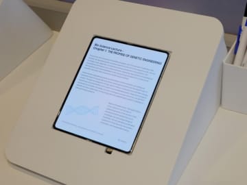 iPhone Foldに採用の可能性も　「折り目ゼロの折りたたみ画面」をCESで見てきた