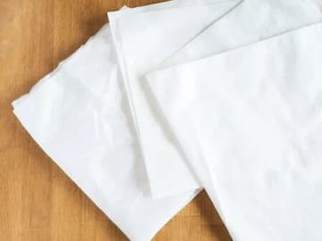 バッグ買ったときの『不織布』そのまま捨てないで！カットして使うと…あら便利♡