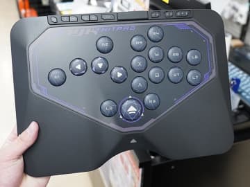 18ボタンレイアウトのレバーレスアケコン「HJK HITPAD」