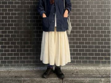 おしゃれな人は【SALOMON】を穿いている！ 今すぐ真似したい「黒スニーカーコーデ」