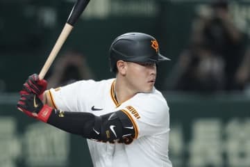 岡本和真の“青ユニ”が「違和感しかないw」　巨人時代からカラー激変「似合ってる」