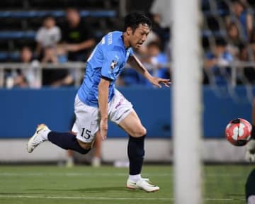 「時には厳しく、時には誰よりも優しい兄貴分」横浜FCが惜別のメッセージ。37歳アタッカーが契約満了「信念を持って突き進む翔さんの新たな挑戦を応援」