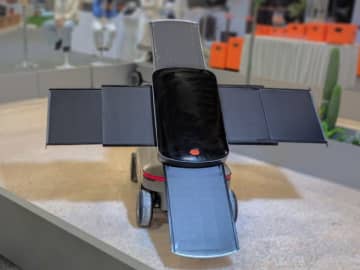 愛らしい子犬のように付いてくる「動くソーラー電源」にCESで出会った