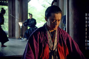 小栗旬の信長が「鎌倉殿」とも重なる…見え隠れする繊細さ【豊臣兄弟】