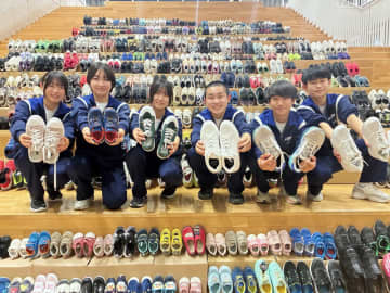 足を守る489足届け　フィリピンの子どもに寄付　勝浦中から支援広がる