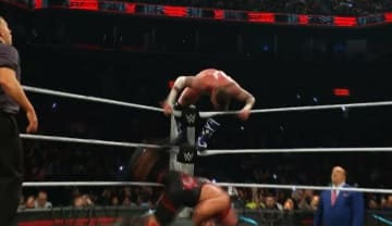 「正気の沙汰ではない」危険すぎる“自爆”に戦慄 “脳天落下”直後、レスラーが見せた矜持には驚きの声も