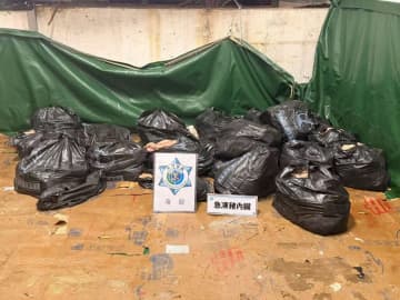 マカオ税関が運び屋向け密輸品供給拠点摘発…冷凍豚もつ肉300キロ発見