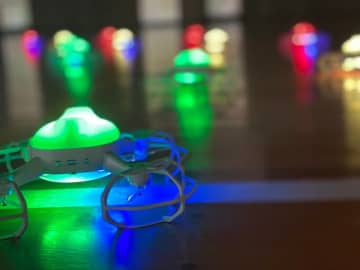 体育館が“探求の実験場”になる。DXハイスクール・SSHにも対応した屋内ドローンショー型・探求学習プログラムを提供開始　テクノロジーを「見る」だけで終わらせない。生徒自身がプログラミングで“創り、表現する”次世代の学びへ。