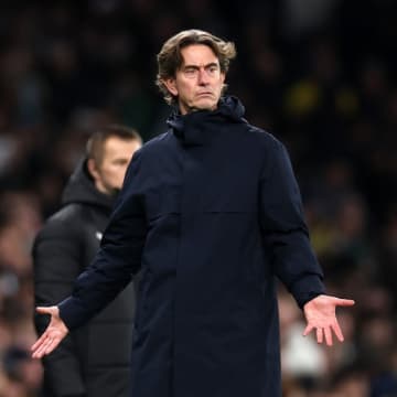 「クラブから出て行け」「クビにしろ」試合前に“宿敵”のロゴ入りカップを使用したトッテナム指揮官に非難轟々「頭がおかしい」「最初、AIかと思った」