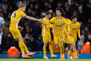 マンCを翻弄…日本人のスーパー弾が「えぐすぎ」　ピッチレベル撮影の「すごい映像」