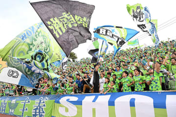 サプライヤー”最後の新ユニ”「相変わらずかっこいい」　爽やかデザインの1着が「アーティスティック」