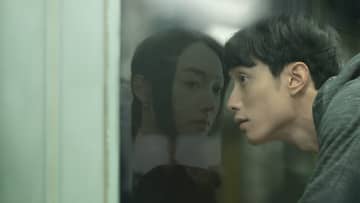 テレンス・ラウ、セシリア・チョイを見つけて目で追う姿　「幻愛 夢の向こうに」本編映像