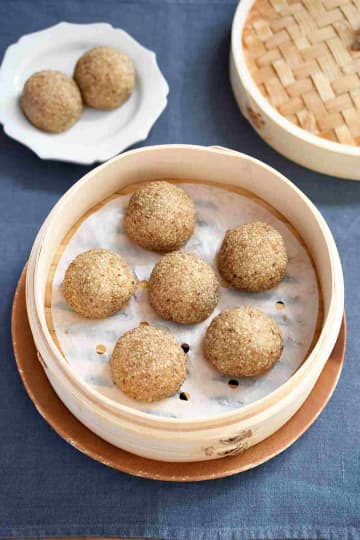 せいろで蒸してもちもち♪揚げずに作れる「ごま団子」の簡単レシピ