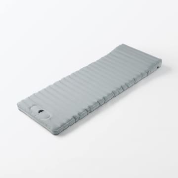 無印良品、「空気でできたマットレス」発売。ポンプ内蔵で道具不要、非常時も膨らますだけで寝床に