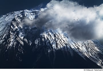 富士山のすべてを光と影のわずかな瞬間にとじこめた 高橋秀行写真展「3,776.17」