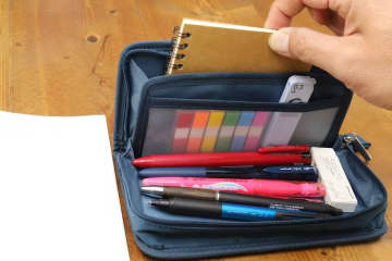 【2026年必携ペンケース】メモ帳の居場所も確保した、90°オープンする薄型の優れモノ