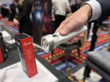 懐中電灯が命を守る？ライブ映像とGPSで助けを呼べる防犯デバイスが登場