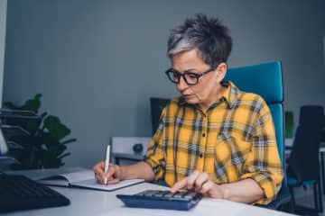 「少し働くだけ」のつもりが年金カット？ 67歳で月収18万円。年金は「満額もらえる」と思っていましたが、在職老齢年金で減額されますか？