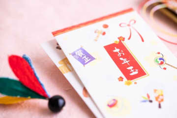 【お年玉】弟の子どもに「1万円」渡したら、「ウチは1万円×3人あげてるのに…」と言われました。甥は“一人っ子”ですが、金額はもらう分にあわせて上げるべきでしょうか？