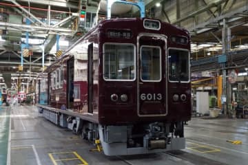 阪急、6000系1編成がフルマルーンに！50周年記念でヘッドマーク＆内装プレート掲出も