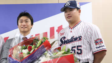 村上宗隆が“師匠”青木宣親とがっちりハグ「青木家みんなで応援しています」メジャーの先輩からハグで継承