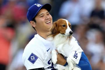 「贅沢すぎるだろ」大谷翔平、愛犬デコピンと自主トレ!?　本拠地を満喫する姿に歓喜の声「今年も始球式やる気満々」「クラブハウスにいるの初めて見た」