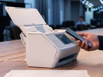 PFU、外出先の共有スキャナーをスマホで即利用できる「ScanSnap Go」