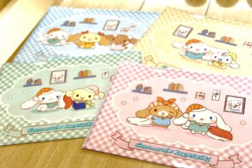 くら寿司×「シナモロール」コラボ商品やグッズを撮り下ろしで紹介お寿司衣装のキャラたちがかわいい！ 第1弾景品はクリアファイル