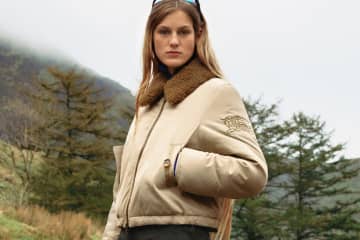 バーバリーの“ギャバジン”アウター、シアリング襟の短丈＆ボリューミーなメンズボンバージャケット