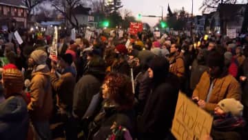 移民取り締まりに抗議の女性をICE・移民関税捜査局の捜査員が射殺し大規模デモ…市長「ICEは出て行け！」　アメリカ・ミネソタ州