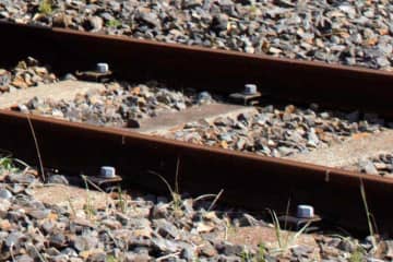 JRの線路に繰り返し置き石か、容疑で30歳会社員を再逮捕　「日々のストレスでやった」　山武署