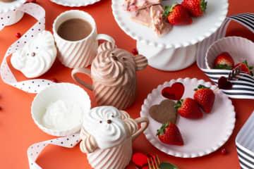 フランフランのバレンタイン、犬とくまの“ホイップ”マグやハートのお出かけグッズ