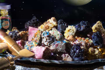 かぐや姫「月の物語」着想26年バレンタインイベントが小楽園で、天体を削って食べる限定チョコなど