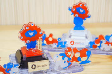 ミャクミャク推し必見！　万博の東西ゲートを再現したアクリルスタンド新発売。さっそく組み立ててみた