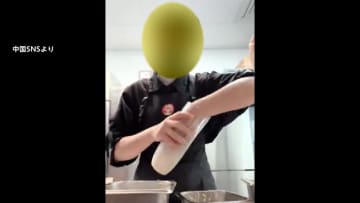 店員が素手でミルクティーかきまぜ…動画拡散し批判噴出　中国7000店以上展開の専門店で問題行為