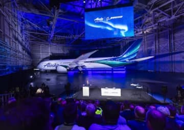 アラスカ航空、737-10・787-10を大量発注！ 新塗装実機もお披露目