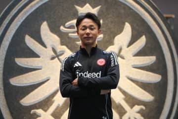 フランクフルト歴代7人目の日本人選手となった小杉啓太「“彼ら”のおかげで、日本でも…」