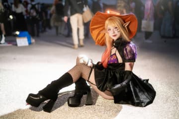 【コスプレ】ガーターベルト×編みタイツに美脚が映える！「着せ恋」喜多川海夢のエルフ姿はキュートで妖艶だった【写真7枚】