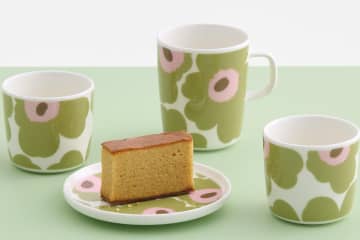 マリメッコ「ウニッコ」デザインのテーブルウェア、”イエローグリーン×ピンク”のマグカップやプレート