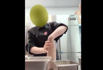 素手でかきまぜ“ミルクティー”レモンも素手で絞り…店側「女性店員が動画アクセス数を稼ごうとした」と説明し女性店員を解雇　中国