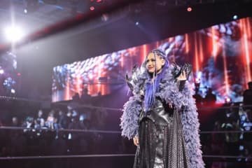 世界中から届けられた引退・棚橋弘至へのメッセージ…人気日本人美女レスラーは貴重な“晴れ着2ショット”を公開「たくさんの感動を…」