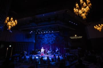 【ライブレポート】亜沙らしさを詰め込んだ2年ぶりディナーショー。2026年への展望も