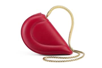 ブルガリのぷっくりハート型レザーバッグ「セルペンティ」ゴールドカラーの“蛇ハンドル”で