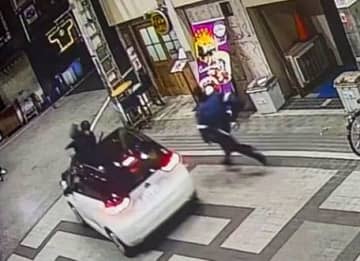 ボンネットに警官乗せ700m　大阪、殺人未遂容疑40歳男逮捕