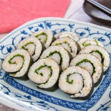 【ウチではおにぎりより人気】ご飯に混ぜて巻くだけ！10分で作れる簡単のり巻きレシピ