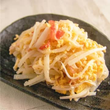 【大根消費レシピ】ささっと作れて軽〜く食べられる！大根とカニ風味かまぼこのふわたま炒め