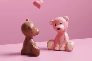 スイス発「レダラッハ」26年バレンタインチョコ、ちょこんと座る